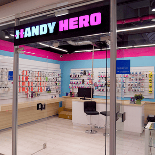 Glasfront der Handy Hero Filiale im Herold-Center mit Blick auf Zubehör und Beratungstheke