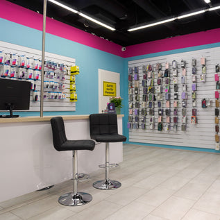 Regalwand mit verschiedenen Schutzfolien und Displayschutzprodukten bei Handy Hero