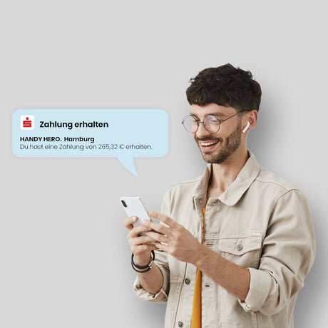 Mann mit erklärender Geste neben Text – Darstellung des Ablaufs bei Smartphone-Verkauf