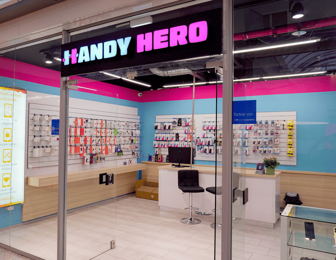 Glasfront der Handy Hero Filiale im Herold-Center mit Blick auf Zubehör und Beratungstheke