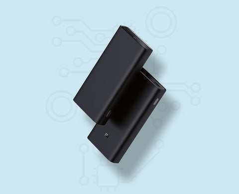 Schwarze Powerbank auf blauem Untergrund – Mobile Zusatzakkus bei Handy Hero